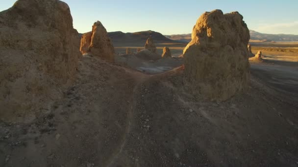 加利福尼亚州死亡谷附近莫哈韦沙漠中的特洛那尖塔石柱日落剪影 — 图库视频影像
