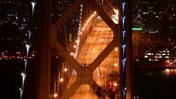 トレジャー島からサンフランシスコ湾の橋タイムラプスナイトトラフィックがカリフォルニアを傾きます米国 — ストック動画