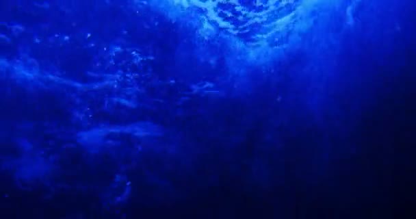 Océan orageux sous-marin Grandes vagues