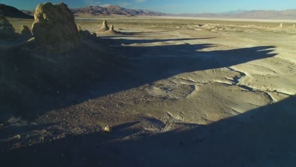 トロナ ピナクルズ ロック スピアーズモハベ砂漠死の谷近くのシルエットカリフォルニア空撮影を飛び越える — ストック動画