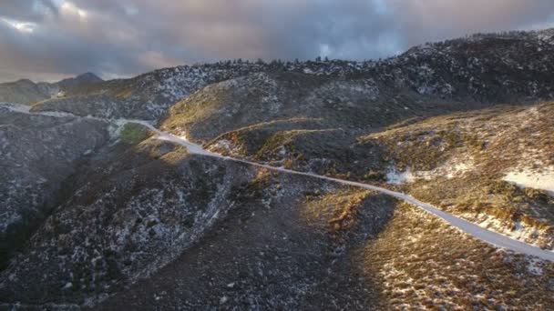 Sunset Light Hits Zimowy Śnieg Pokryty Górami Sosnowym Lasem Aerial — Wideo stockowe