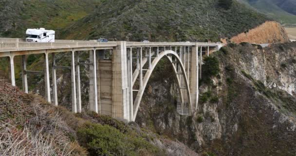 Big Sur Bixby Köprüsü Zaman Aşımı Pasifik Sahil Otoyolu Trafik — Stok video