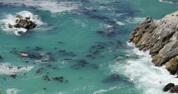 Grandes Olas Del Sur Estrellan Cerca Mcway Rocks California — Vídeo de stock