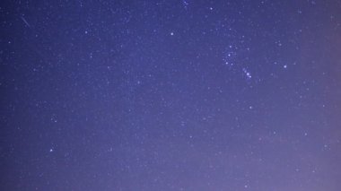 San Gabriel Dağları Ulusal Anıtı Kaliforniya Yıldızlı Gökyüzü ve Ormanın Üzerindeki Hızlı Bulutlar Hızla Aşağı Eğiliyor