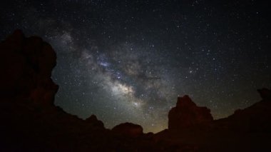 Trona Zirvelerindeki Samanyolu Galaksisi Kaya oluşumunun üstünde Mojave Çölü Kaliforniya