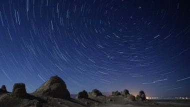 Kuzey Yıldızı Kutupları ve Trona Tepeleri üzerindeki Yıldız Yolları Mojave Çölü Çölü Uzaklaşan Kaliforniya