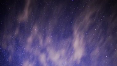 San Gabriel Dağları Kaliforniya Yıldızlı Gökyüzü ve Samanyolu Galaksisi Hızla Hızlanan Bulutlar