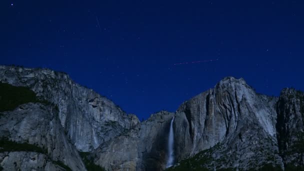 Yosemite Falls Stars Time Lapse Inclinación Hacia Abajo California — Vídeos de Stock