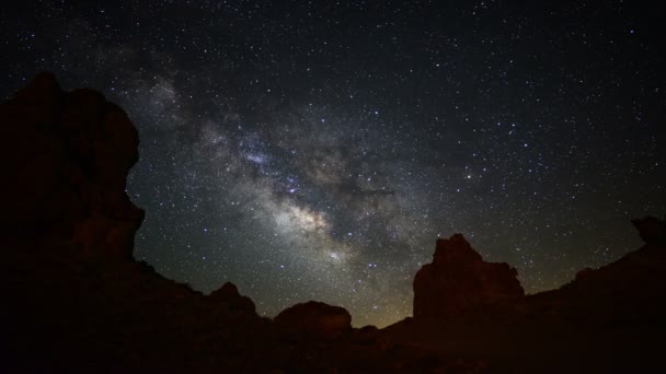 Vintergatans Galax Ovanför Klippformationen Trona Pinnacles Mojaveöknen Kalifornien — Stockvideo