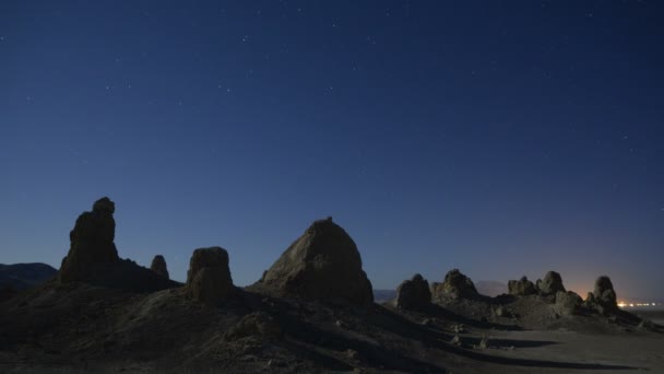 Trona Pinnacles Cielo Estrellado Nocturno Día Estrella Del Norte Sombras — Vídeo de stock