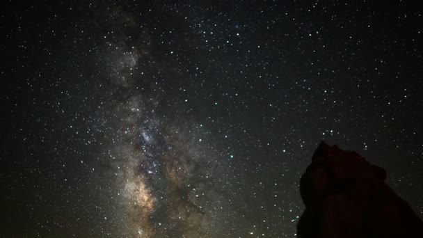 特洛那尖塔莫哈韦沙漠中位于岩石层上方的银河星系 — 图库视频影像