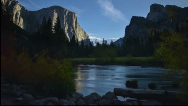 Yosemite Valley View Starry Sky与美国加州Merced河的反思 — 图库视频影像