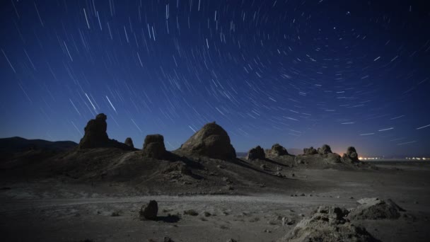 Estrella Del Norte Polaris Senderos Estelares Sobre Trona Pináculos Desierto — Vídeos de Stock