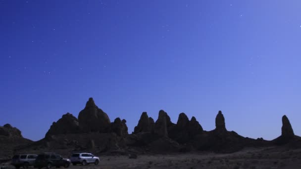 トロナ ピナクルズがタイムラプスの夜を傾け モハベ砂漠を日の出 California — ストック動画