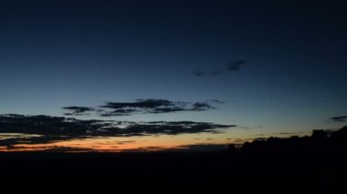 Utah 'ın güneybatısındaki Windows Bölümü' nde Arches Ulusal Parkı Zamanaşımı Pan R Sunset