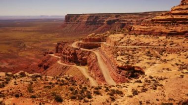 Cliff Bear 'daki Moki Dugway Dirt Road Switchbacks Utah' ın güneybatısındaki Ulusal Zoom Anıtı