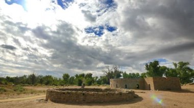 Aztek Harabeleri Ulusal Anıt Hızlandırılmış Bulutları ve Kiva Yerli Amerikan Harabeleri New Mexico Güneybatı ABD