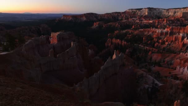 布莱斯峡谷国家公园的夜晚时光飞逝日出倾斜在美国西南部犹他州日出点 — 图库视频影像