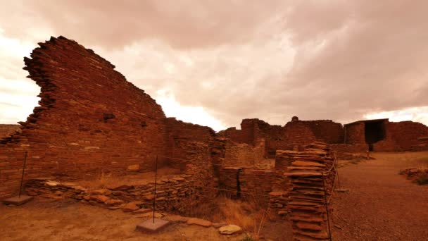 チャコ文化国立歴史公園プエブロ ボニート インディアン遺跡雨 New Mexico Southwest Usa — ストック動画