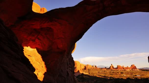 美国犹他州西南部拱门国家公园倾斜向下双拱门落日 — 图库视频影像