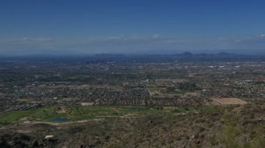 South Mountain Park 'tan Phoenix Downtown. Dobbins Arizona' ya bakıyor.