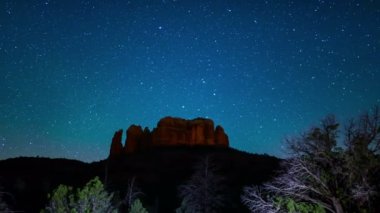 Sedona Samanyolu Galaksisi Dolly 04 Katedral Rock Zamanı Hızlandırılmış Yıldızları 4K