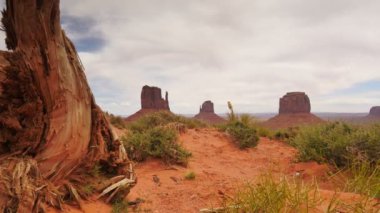 Arizona 'da ve Utah' ın güneybatısında Anıt Vadisi Bulutları Hızlandırıldı