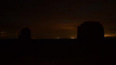 Navajo Ulusu Arizona ve Utah 'ın güneybatısında Anıt Vadisi Yıldırım Zoom Gecesi Gökyüzü