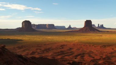 Arizona ve Utah 'ın güneybatısındaki Monument Vadisi Gündüz Hızı Bulutları Sanatçı Noktası