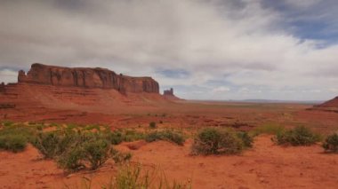Arizona 'da ve Utah' ın güneybatısında Anıt Vadisi Bulutları Hızlandırıldı