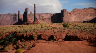 Anıt Vadisi Gündüz Vakti Hızlandırması Arizona ve Utah 'ın güneybatısında Totem Kutbu Bulutları