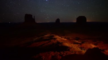 Monument Valley Samanyolu Galaksisi Zaman Dolly R ve Navajo Ulusu Arizona ve Utah Güneybatı ABD 'de