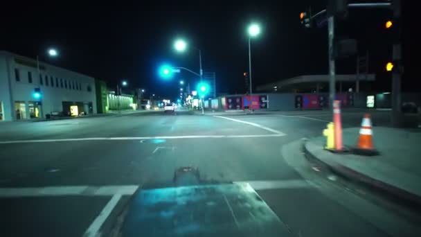 Driving Plates Los Angeles Night Front View Brea Ave Abbiegen — Stockvideo