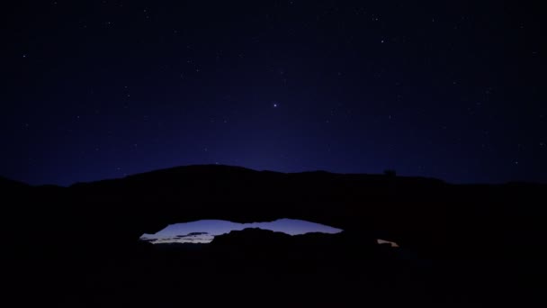 Utah Güneybatısındaki Kanyonlar Ulusal Park Gecesi Gündoğumu Mesa Arch Fotoğrafçıları — Stok video