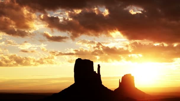 Μνημείο Valley Sunrise Time Lapse Σύννεφα Στην Αριζόνα Και Γιούτα — Αρχείο Βίντεο