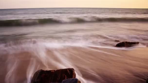 Strand Tijd Vervallen Zonsondergang Golven Crashen — Stockvideo