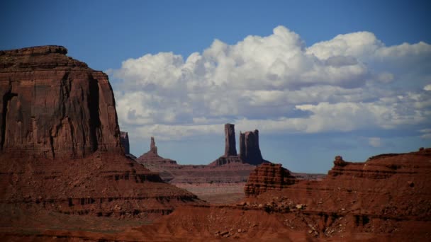 位于美国亚利桑那州和美国西南部犹他州约翰福特角的纪念碑谷白天时光飞逝的云彩 — 图库视频影像