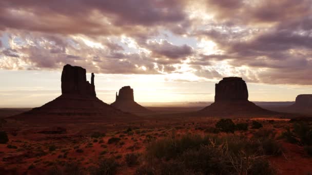 美国亚利桑那州和犹他州西南部的纪念碑谷日出时间落云 — 图库视频影像
