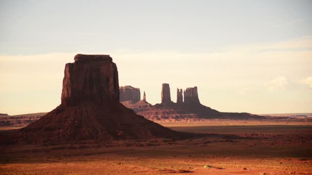 美国亚利桑那州和犹他州西南部艺术家点上的纪念碑谷夕阳西下的时间云彩 — 图库视频影像