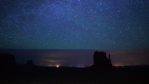 記念碑バレー天の川銀河パンRナバホ州のタイムラプス星アリゾナ州とユタ州南西部米国 — ストック動画