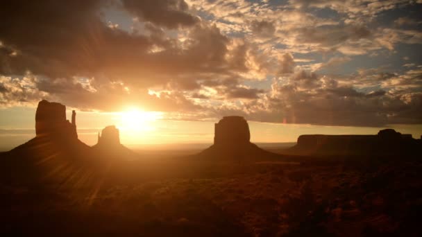 美国亚利桑那州和犹他州西南部的纪念碑谷日出时间落云 — 图库视频影像