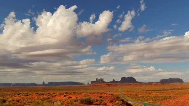 アリゾナ州とユタ州南西部の記念碑バレー昼間のラップ雲米国 — ストック動画
