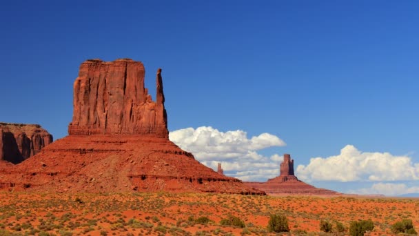 美国亚利桑那州和犹他州西南部的名胜古迹谷白天时光飞逝的云彩 — 图库视频影像