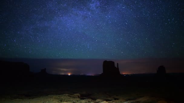 美国亚利桑那州纳瓦霍民族和美国西南部犹他州的纪念碑谷银河潘R时间差之星 — 图库视频影像