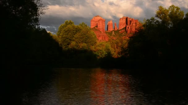 Sedona Cathedral Rock Reflektioner Floden Arizona Sydvästra Usa — Stockvideo