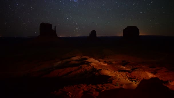 美国亚利桑那州纳瓦霍民族和美国西南部犹他州的纪念碑谷银河时光飞逝Dolly R及以上 — 图库视频影像