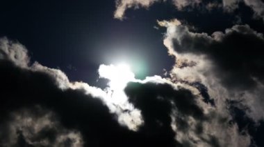 Bulutların Arasındaki Güneş Işığı Zaman Hızı