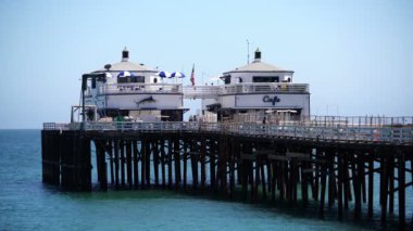 Malibu İskelesi California Sahili 'nin manzaralı görüntüleri