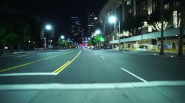 Los Angeles Şehir Merkezi Grand Ave Gecesi 01. Cephe Önü 1 'den 3. Cadde' ye güneye gidiyor.