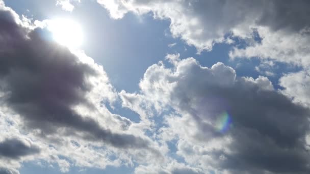 雲の時間の経過による日光 — ストック動画